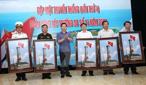 Photo exhibition on Vietnam’s sea and islands in Dong Van stone plateau  - ảnh 1